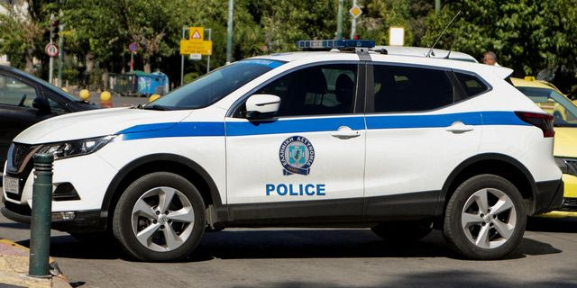 Αίγινα: Χειροπέδες σε 16χρονη που απείλησε συμμαθητές της με σουγιά